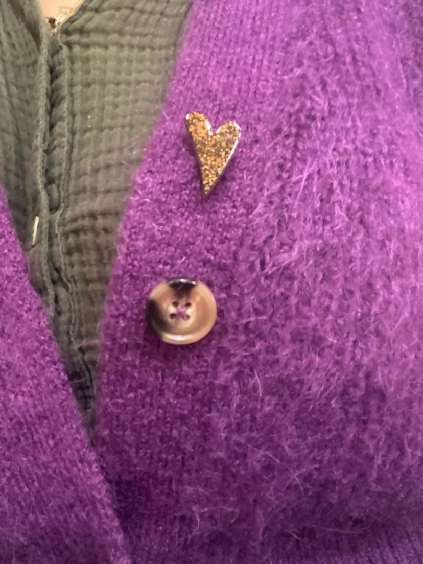 pin's coeur porté