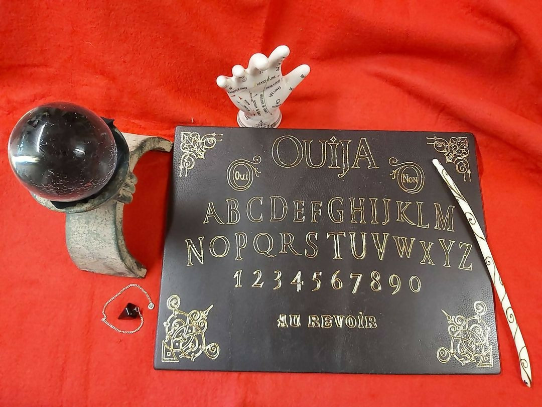 Plateau de Ouija en cuir, dorure à chaud réalisée entièrement à la main.Papier marbré au dos.#atelierdetui #lamagiecommenceavecvous #etvosmotsdeviennentmagiques #ouija