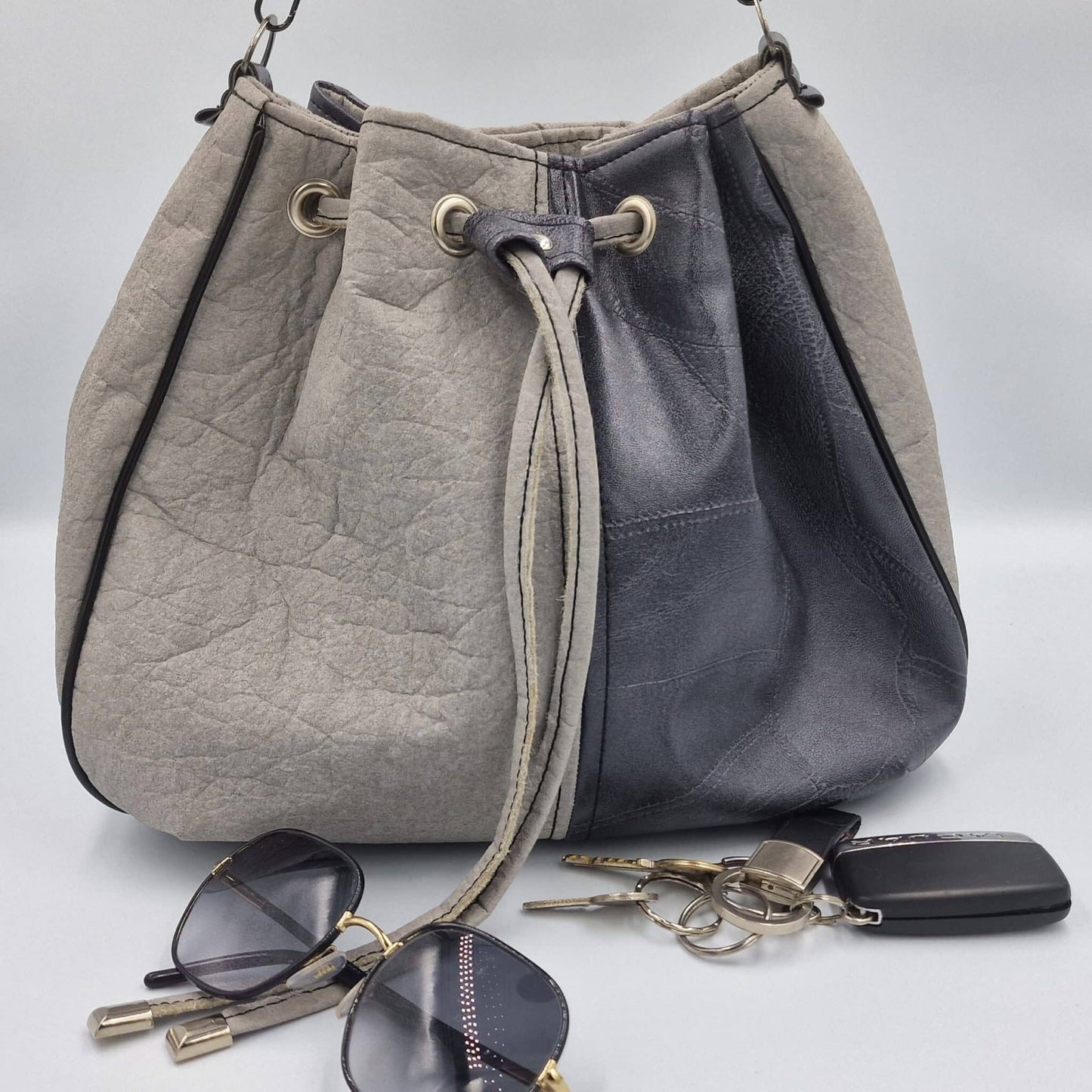 Sac seau en Piñatex (Piñatex®) gris et similicuir noir