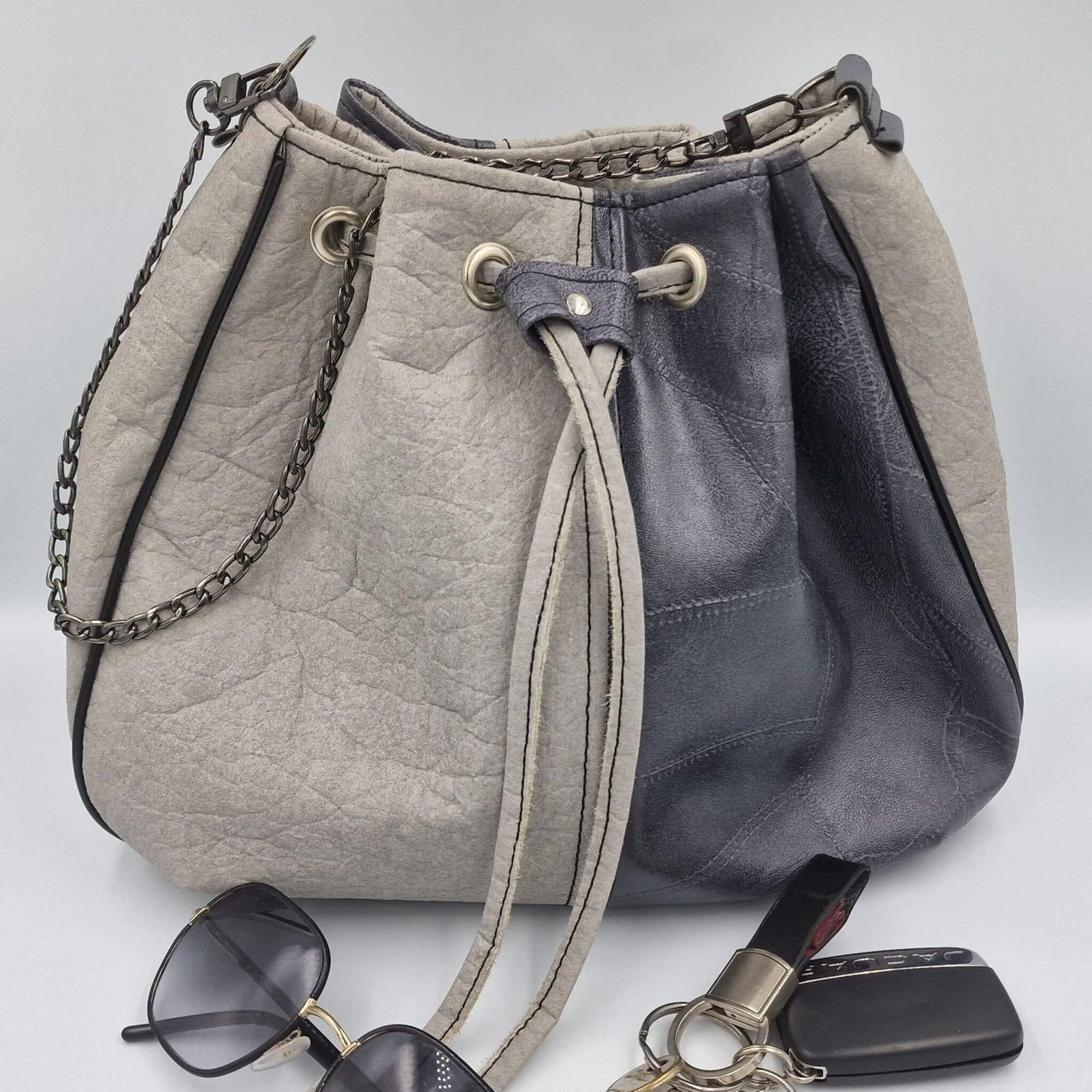 Sac seau en Piñatex (Piñatex®) gris et similicuir noir