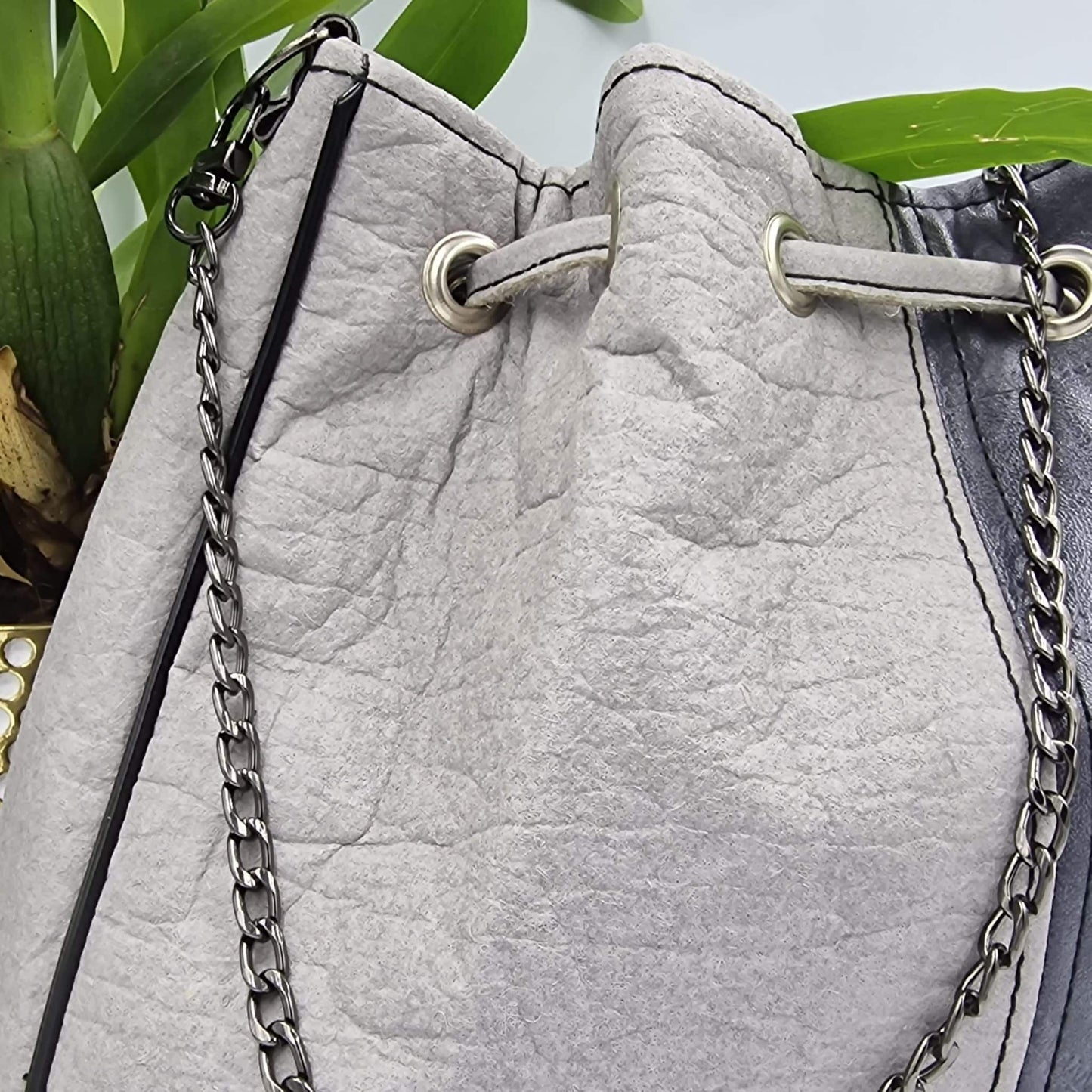 Sac seau en Piñatex (Piñatex®) gris et similicuir noir