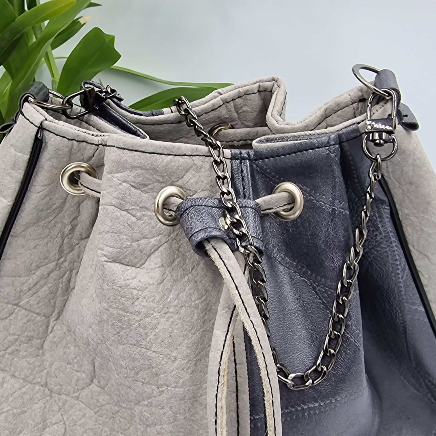 Sac seau en Piñatex (Piñatex®) gris et similicuir noir