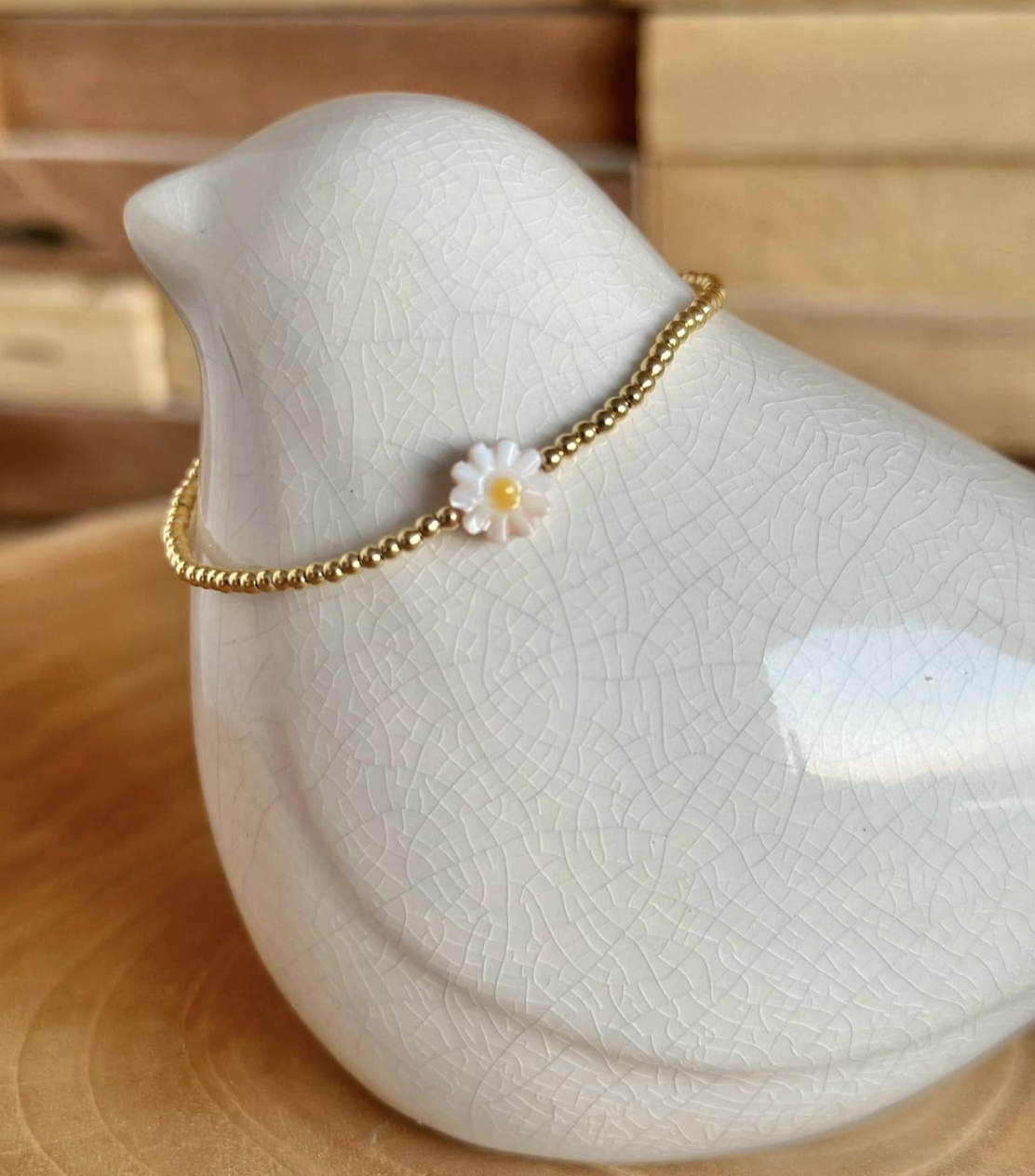 Bracelet or, marguerite en nacre blanche blanc-rose doux