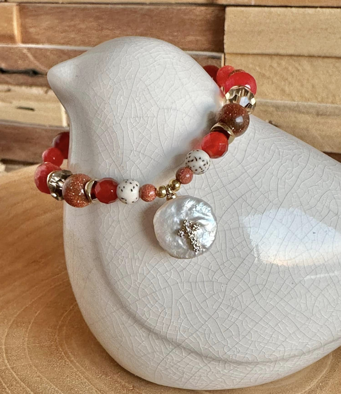 Bracelet en bambou et cornaline, pendentif perle culture croix