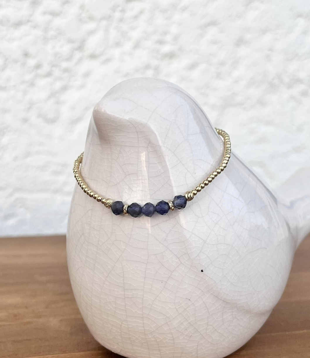 Bracelet or, perles en iolite