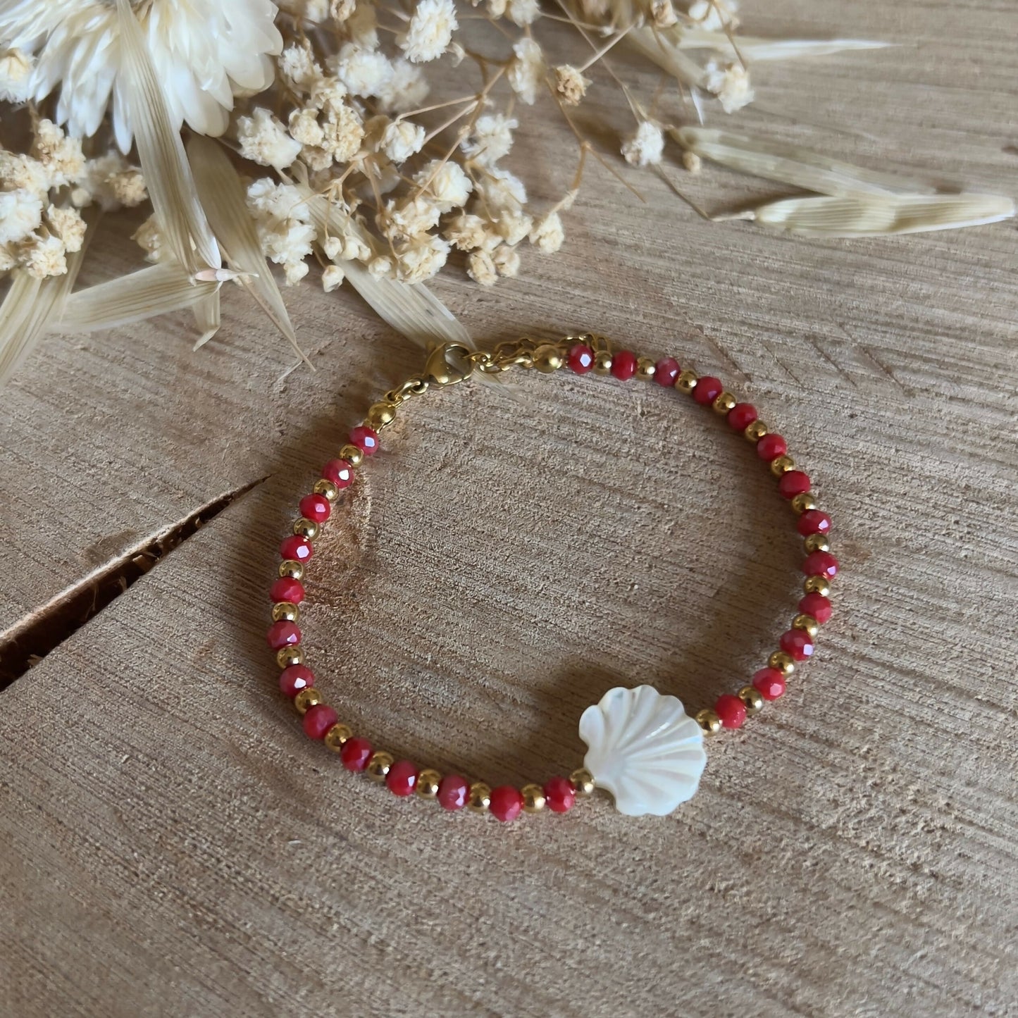 Bracelet en perles rouges, ses petites perles dorées & son coquillage en nacre