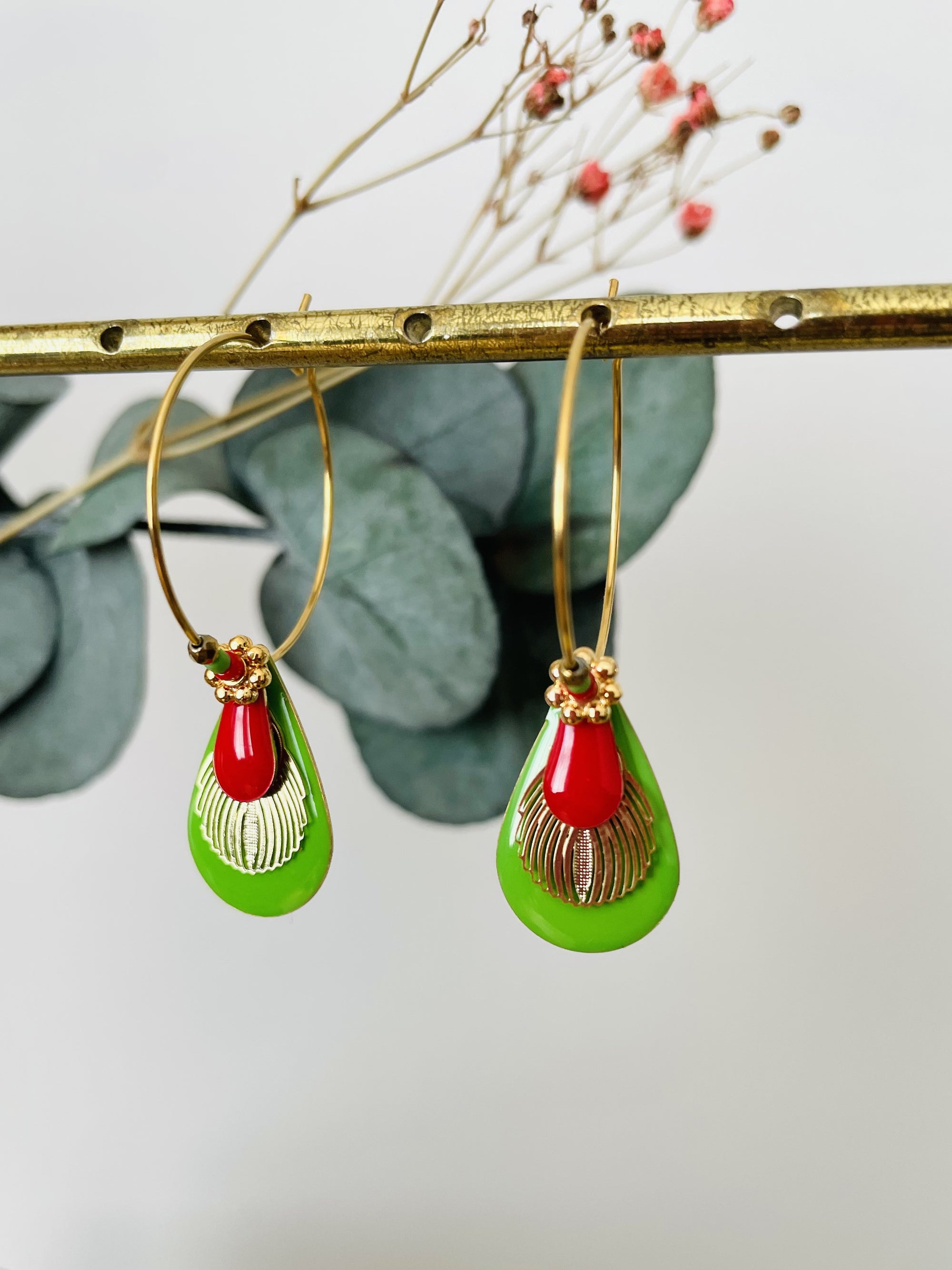 Créoles "Goutte bohème rouge et verte"