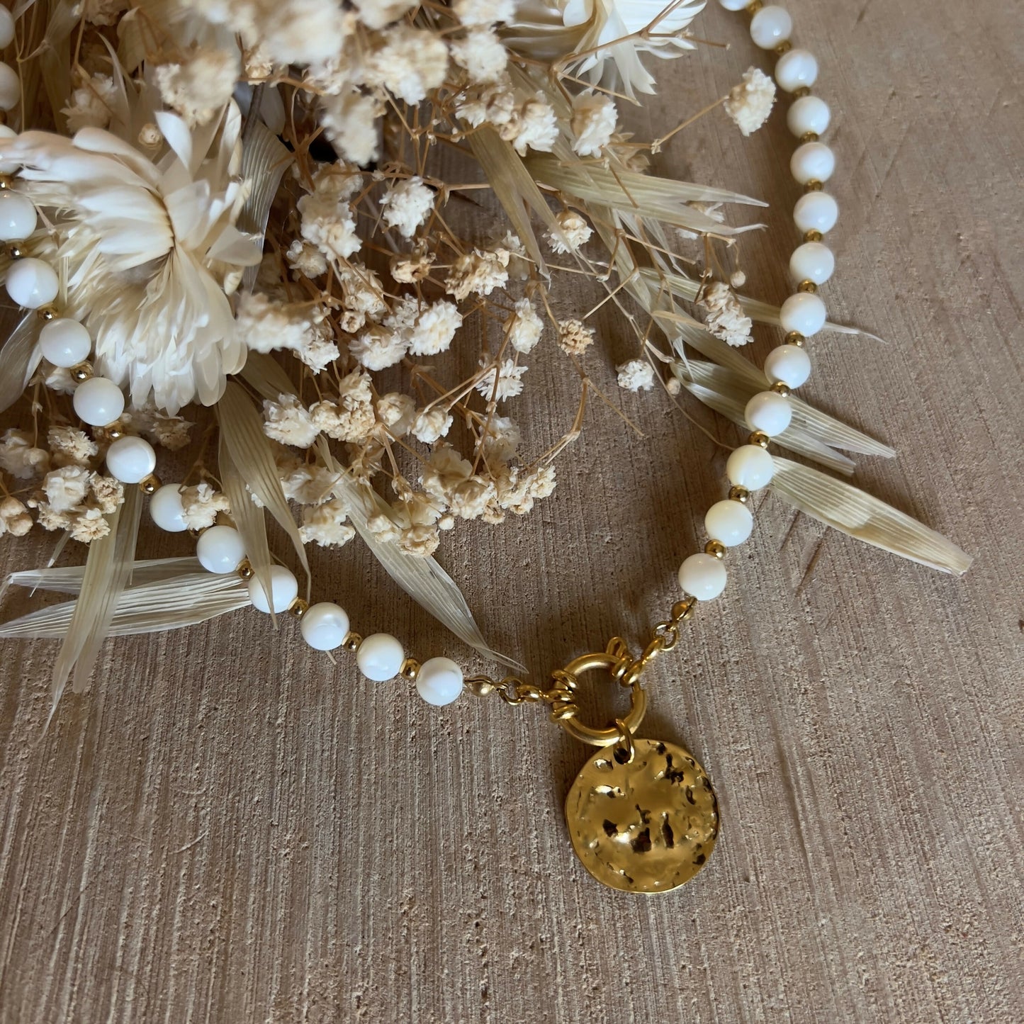 Collier grosses perles nacre & son pendentif martelé