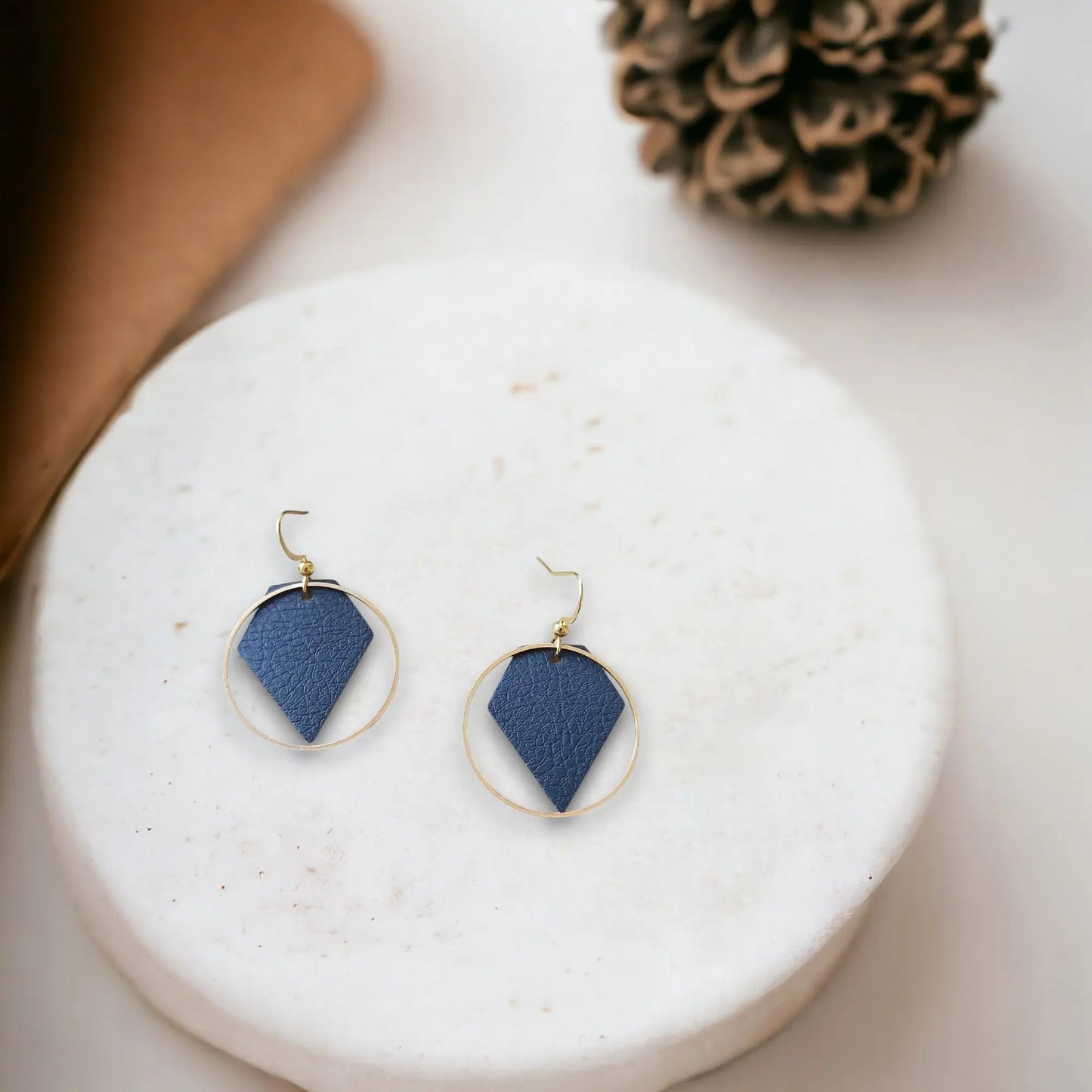 Boucles d'oreilles en liège ou cuir de pomme, ROSA Karmyliege Cuir-de-pomme-bleu-nuit