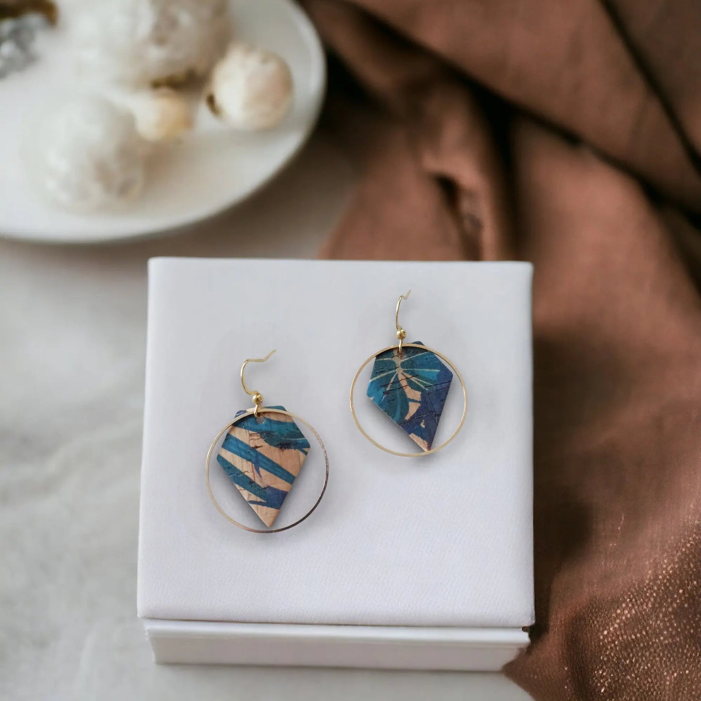 Boucles d'oreilles en liège ou cuir de pomme, ROSA Karmyliege Liège-motif-feuilles