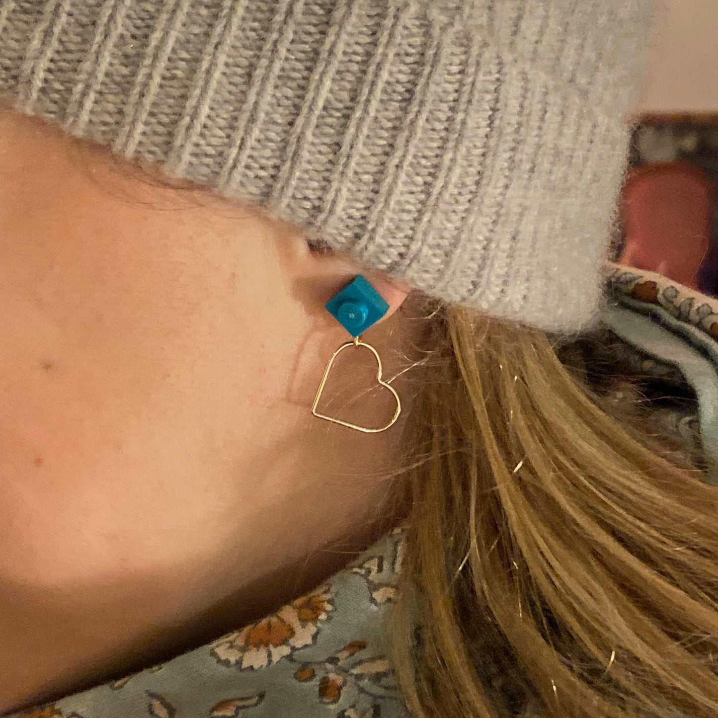 Adorables boucles d'oreilles avec un coeur doré et une brique de Lego bleu paon, le cadeau idéal st valentin