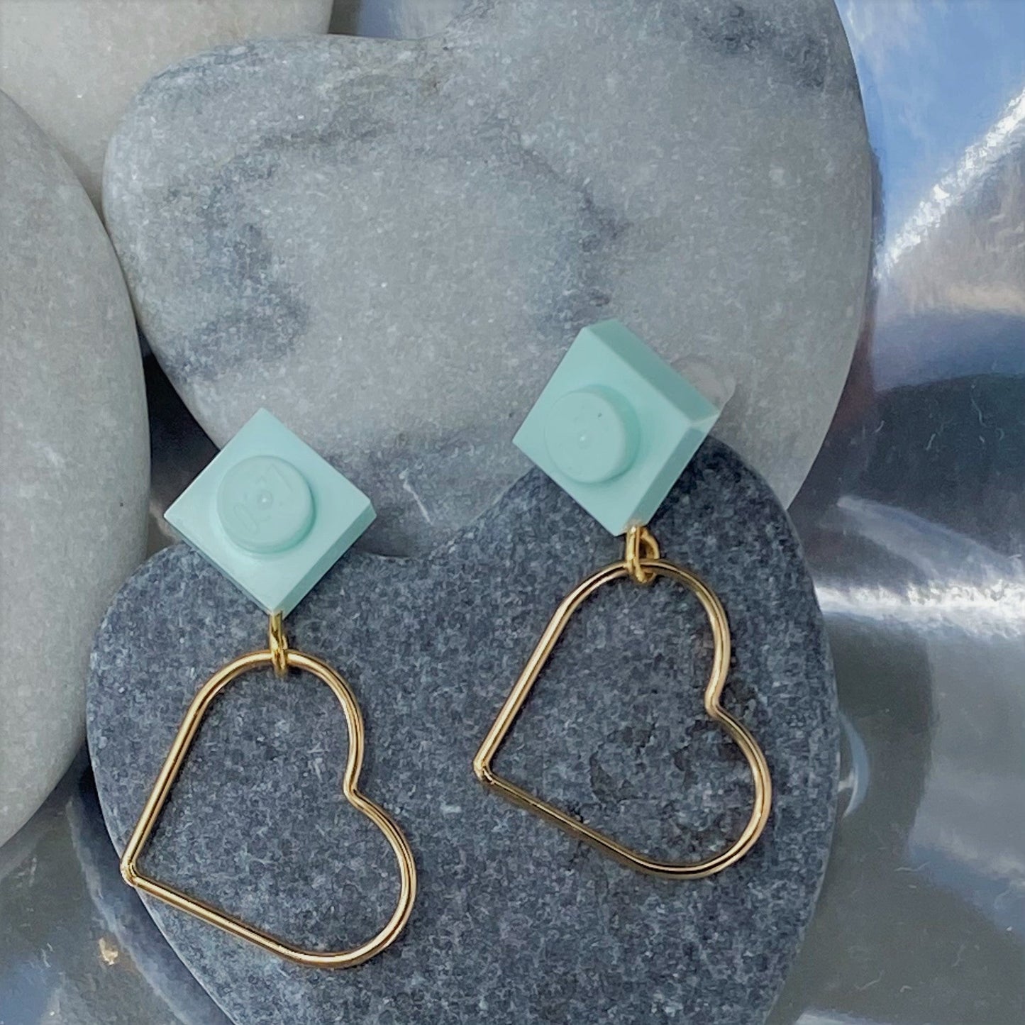 Boucles d'oreilles courtes en forme de coeur suspendu à l'oreille par une petite brique Lego vert aqua reine des neiges.