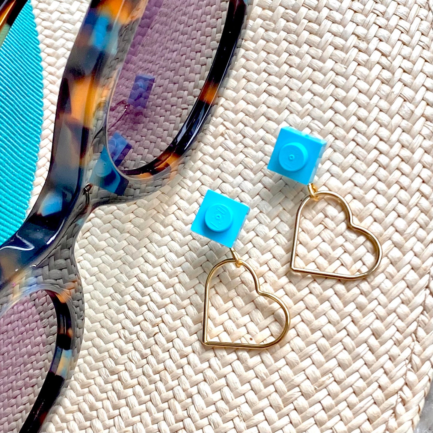 Boucles d'oreilles avec un coeur doré suspendu à une toute petite brique Lego 1 tenon rose corail, boucles d'oreilles pendantes pour la St Valentin.