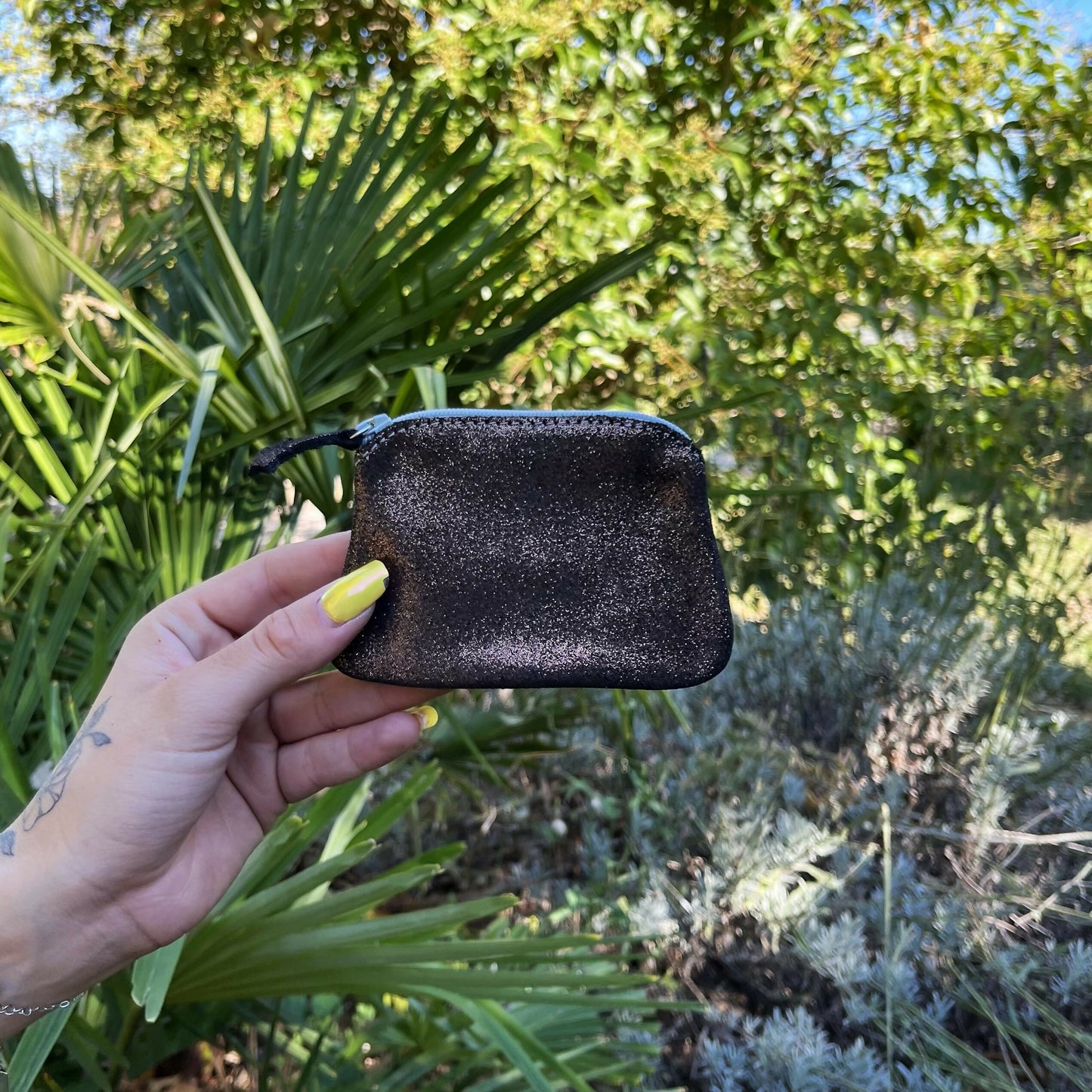 porte-monnaie-kiwi-en-cuir-paillete-noir-cuivre