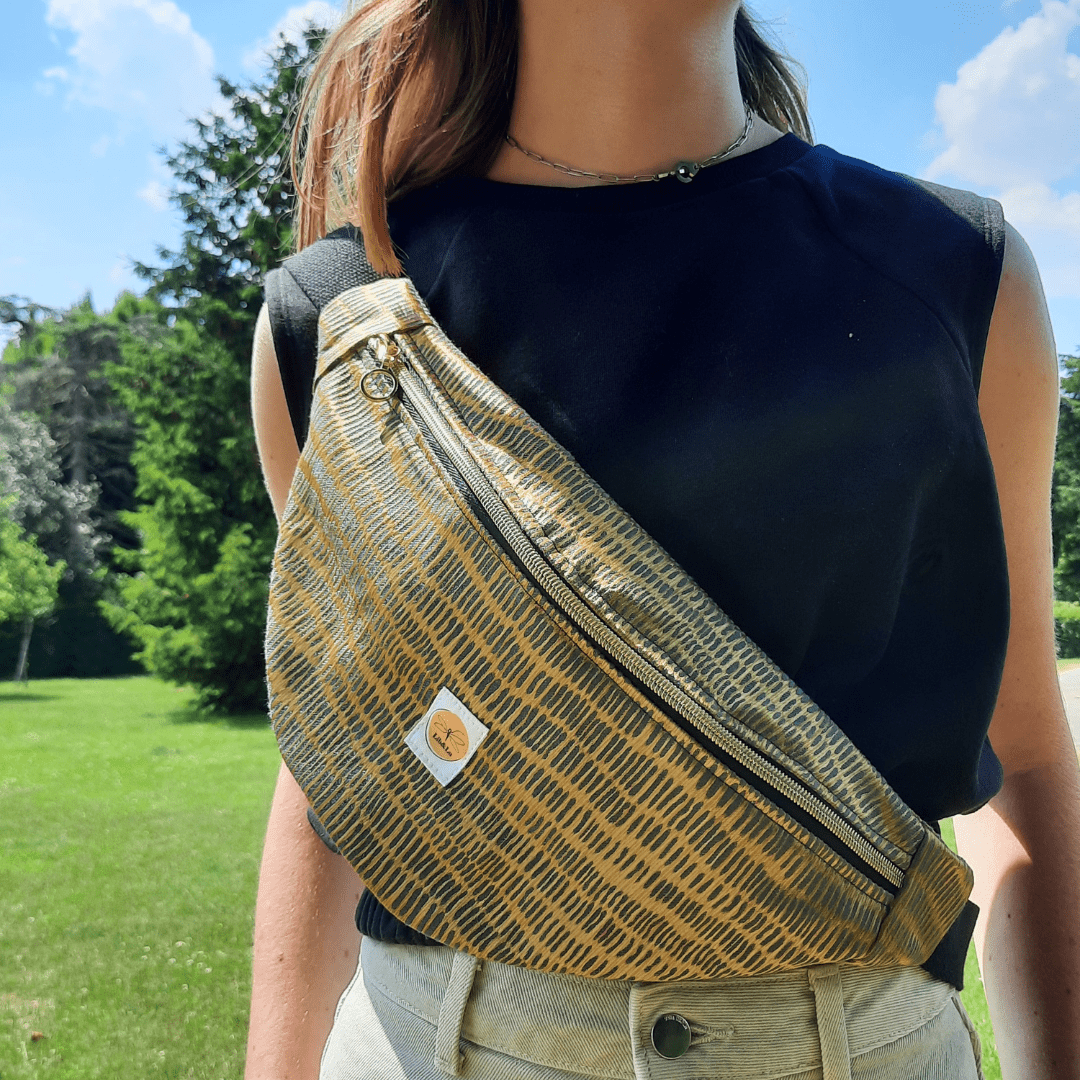 Sac banane tissu doré