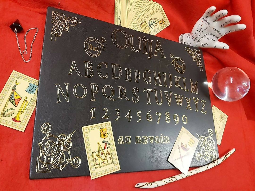 Plateau de Ouija en cuir, dorure à chaud réalisée entièrement à la main.Papier marbré au dos.#atelierdetui #lamagiecommenceavecvous #etvosmotsdeviennentmagiques #ouija #ouijaboard #voyance #divin