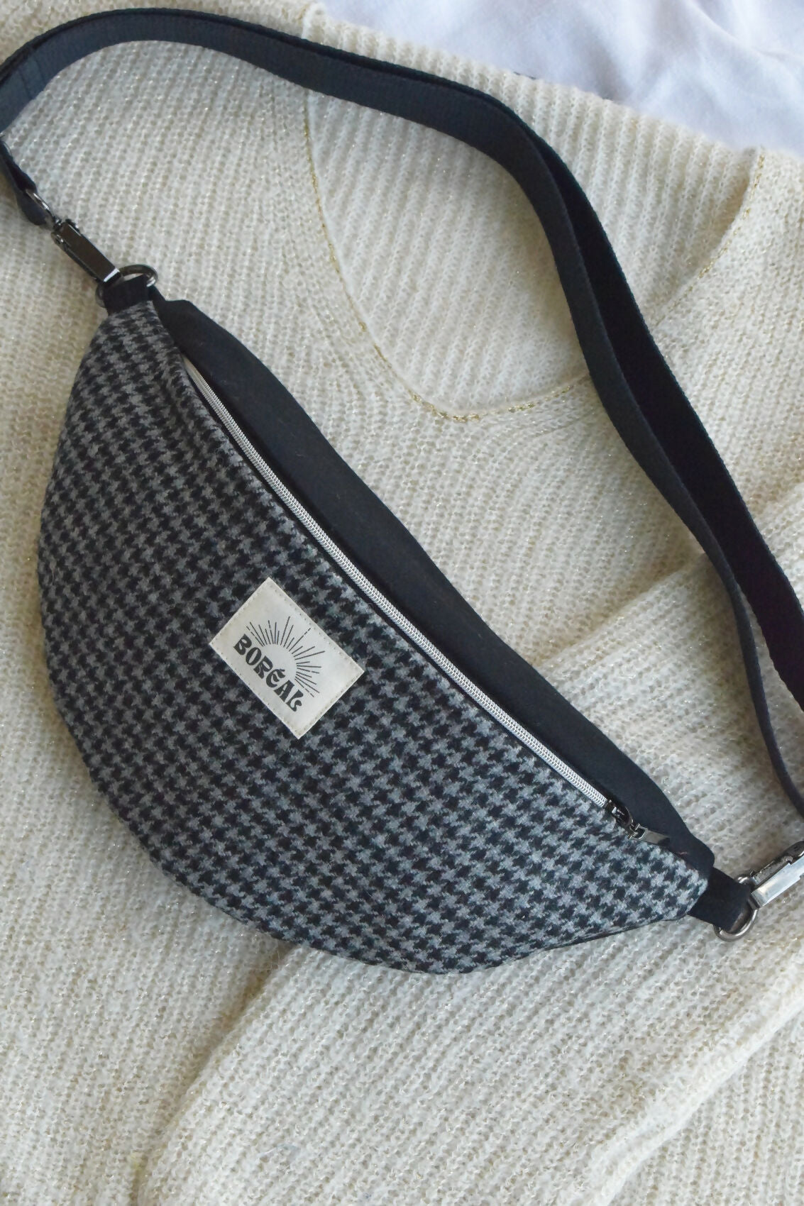 banane-laine-gris-noir-pied-poule-chic-ethique-artisanale-fait-main-tendance-upcycling-2