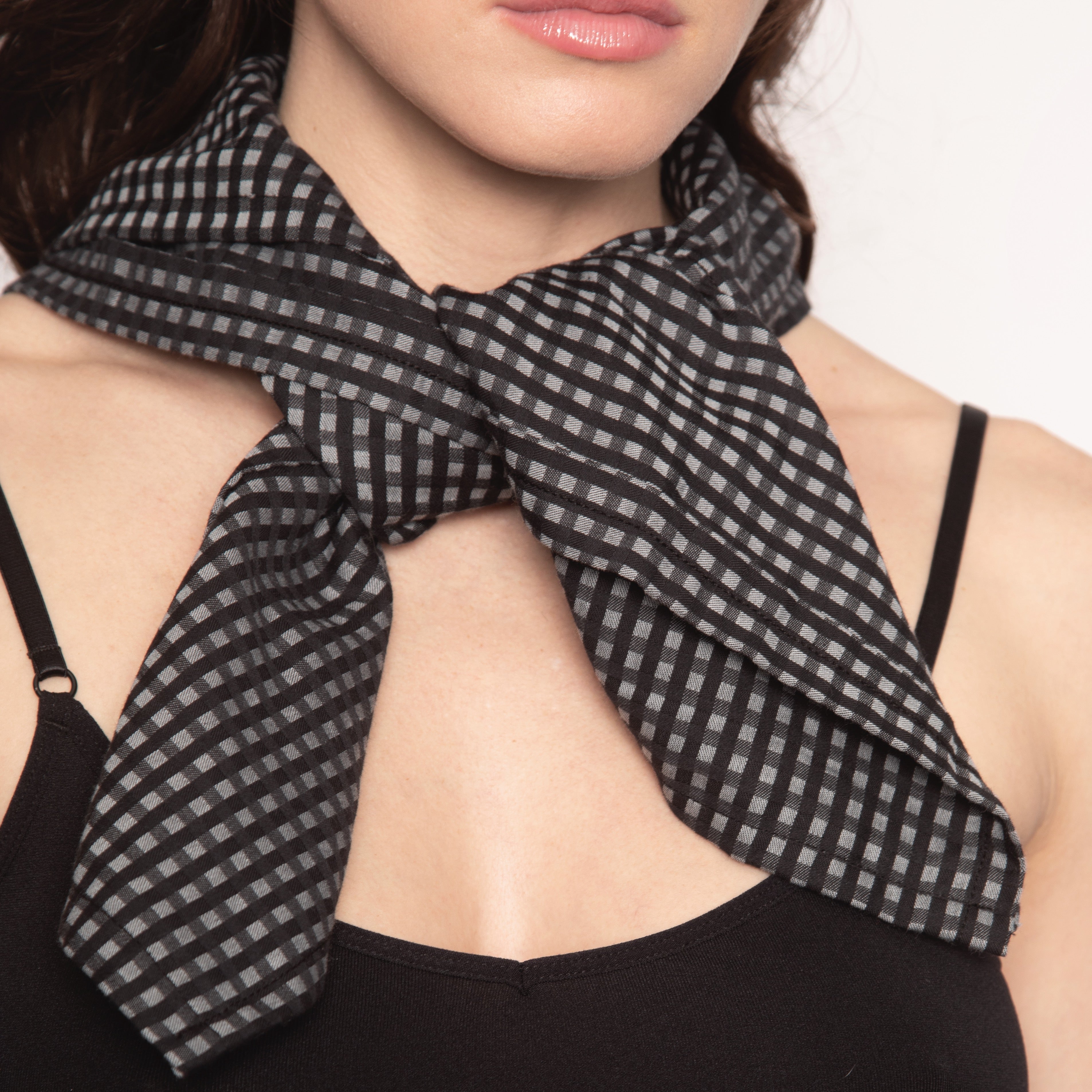le foulard en coton Shady de Nuyhenn, une pièce essentielle qui allie style contemporain et engagement éthique. Confectionné en France à partir de coton biologique, ce foulard incarne l’harmonie entre confort et durabilité.
Sa couleur sophistiquée et sa texture douce en font un accessoire polyvalent, idéal pour compléter n’importe quelle tenue, qu’elle soit décontractée ou habillée. Portez-le autour du cou, en bandeau dans les cheveux, ou comme une touche finale sur votre sac pour un look chic et moderne.