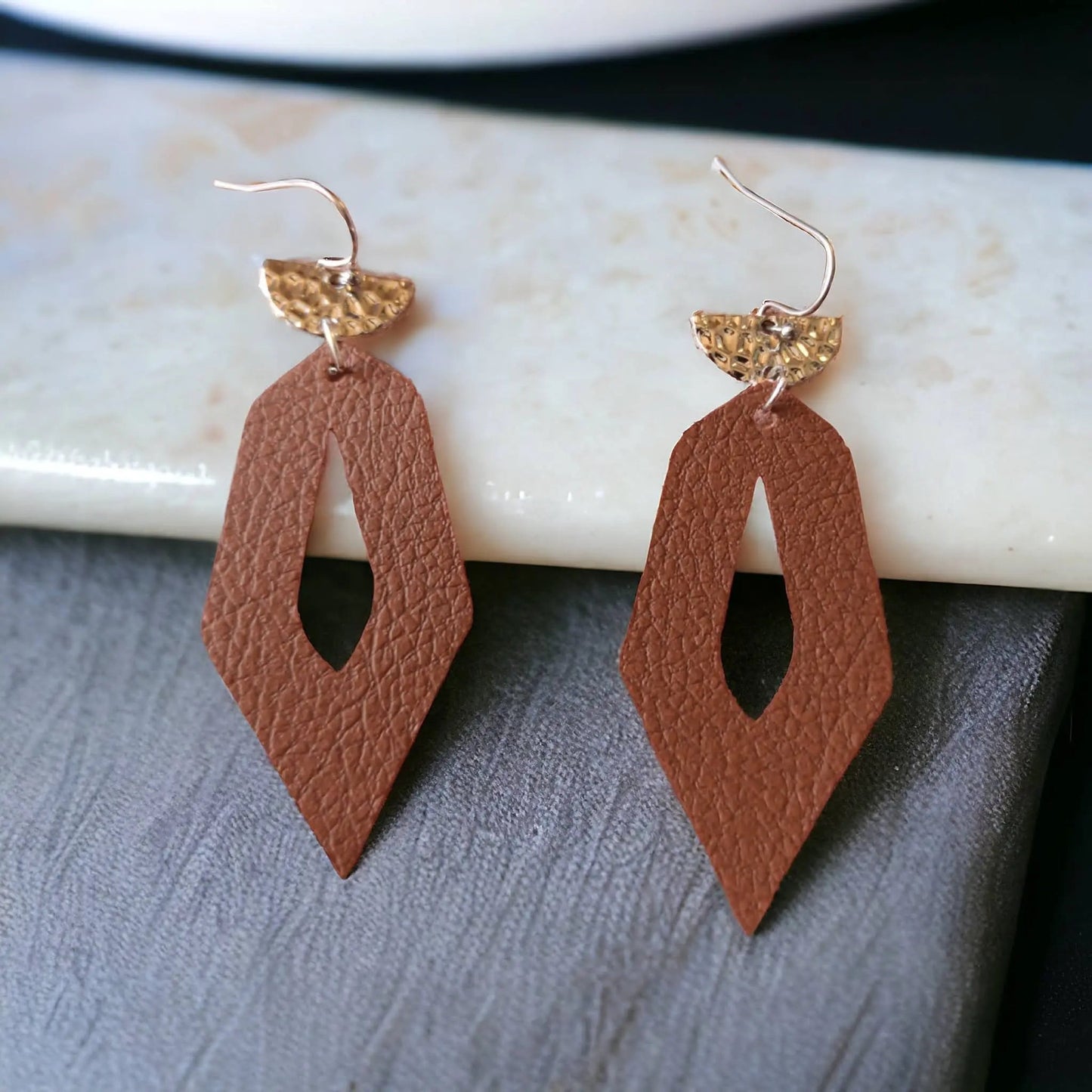 Grandes boucles d'oreilles en cuir de pomme Lili Karmyliege Cuir-de-pomme-marron