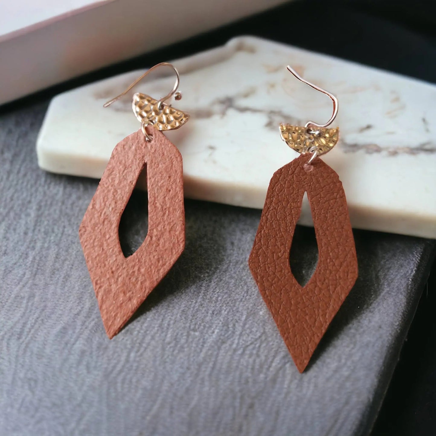 Grandes boucles d'oreilles en cuir de pomme Lili Karmyliege