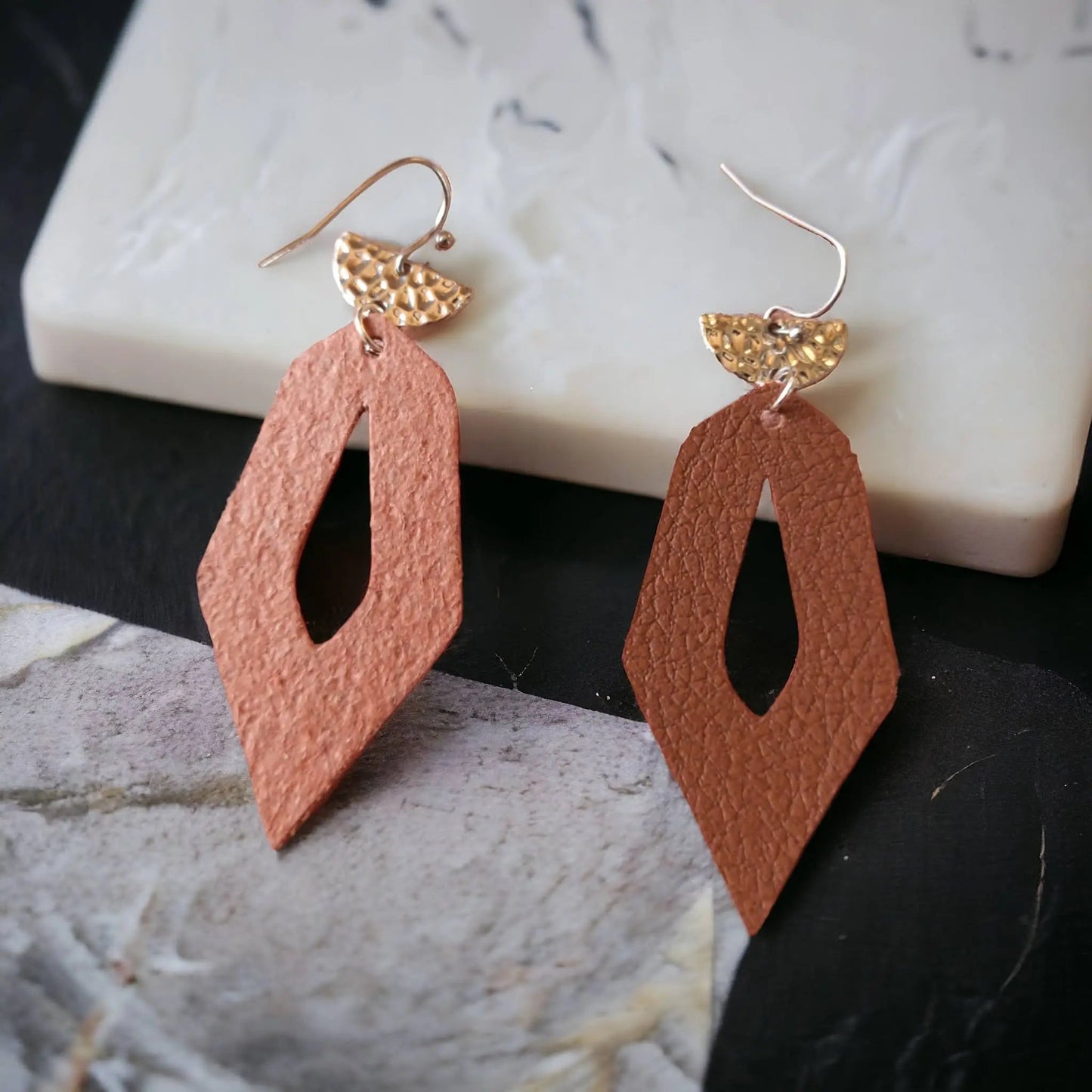 Grandes boucles d'oreilles en cuir de pomme Lili Karmyliege