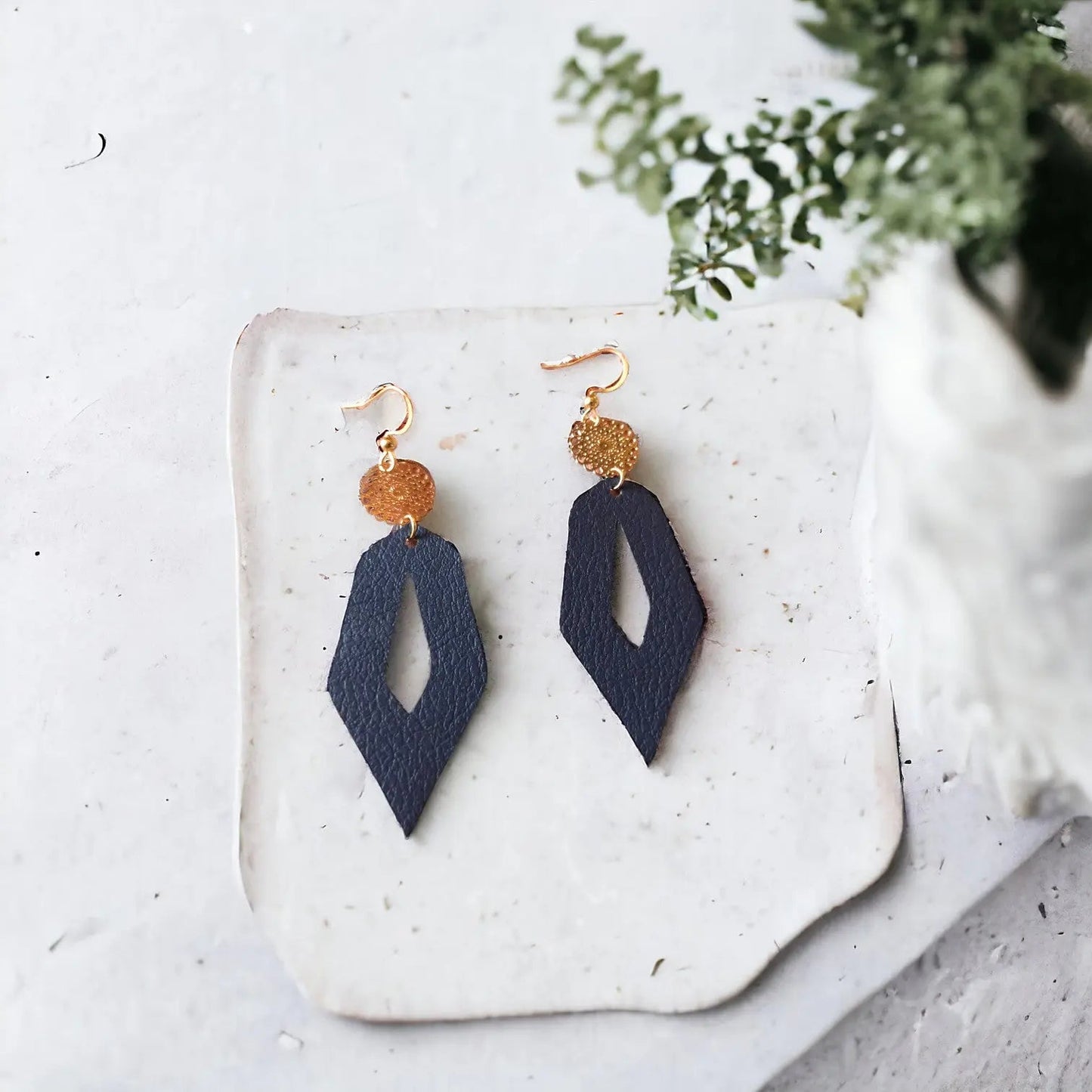 Grandes boucles d'oreilles en cuir de pomme Lili Karmyliege Cuir-de-pomme-bleu-foncé