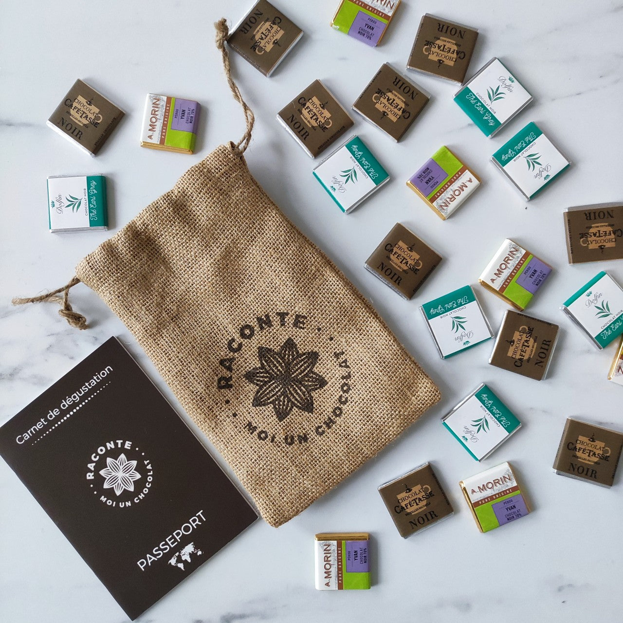 coffret de 24 carrés de chocolat napolitains, aux délicats parfums de thé Earl Grey et poivre rose. Ces petits carrés de chocolat sont présentés dans un pochon en toile de jute, pour une pause café savoureuse et unique.
