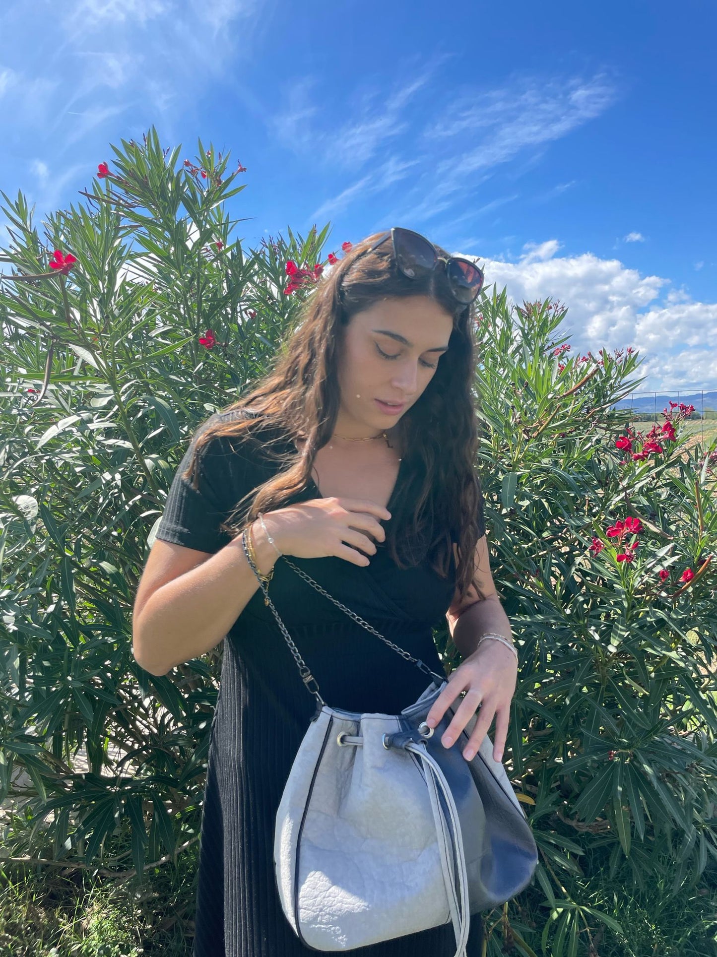 Sac seau en Piñatex (Piñatex®) gris et similicuir noir