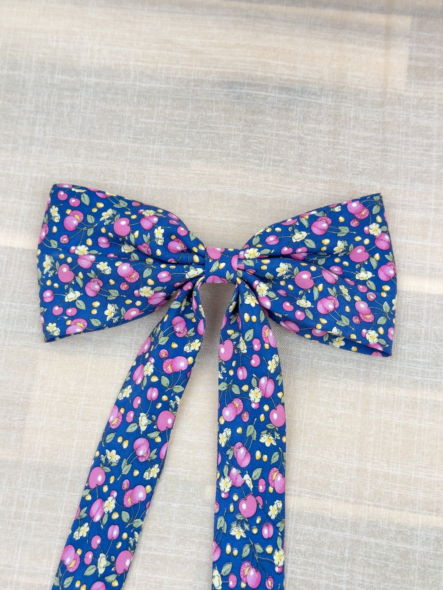 Barrette Nœud Upcyclé 'Ciel de Cerises' (grand)