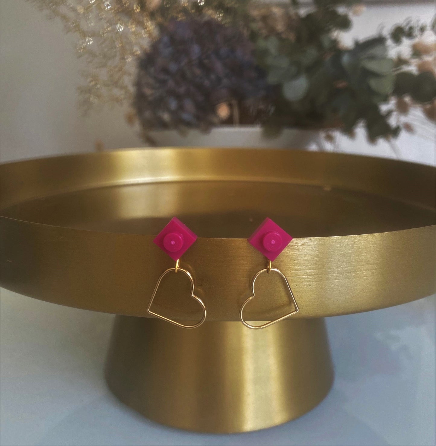 Boucles d'oreilles à offrir, associant une petite brique Lego rose pivoine et un adorable petit coeur doré. Petit cadeau parfait pour la st valentin