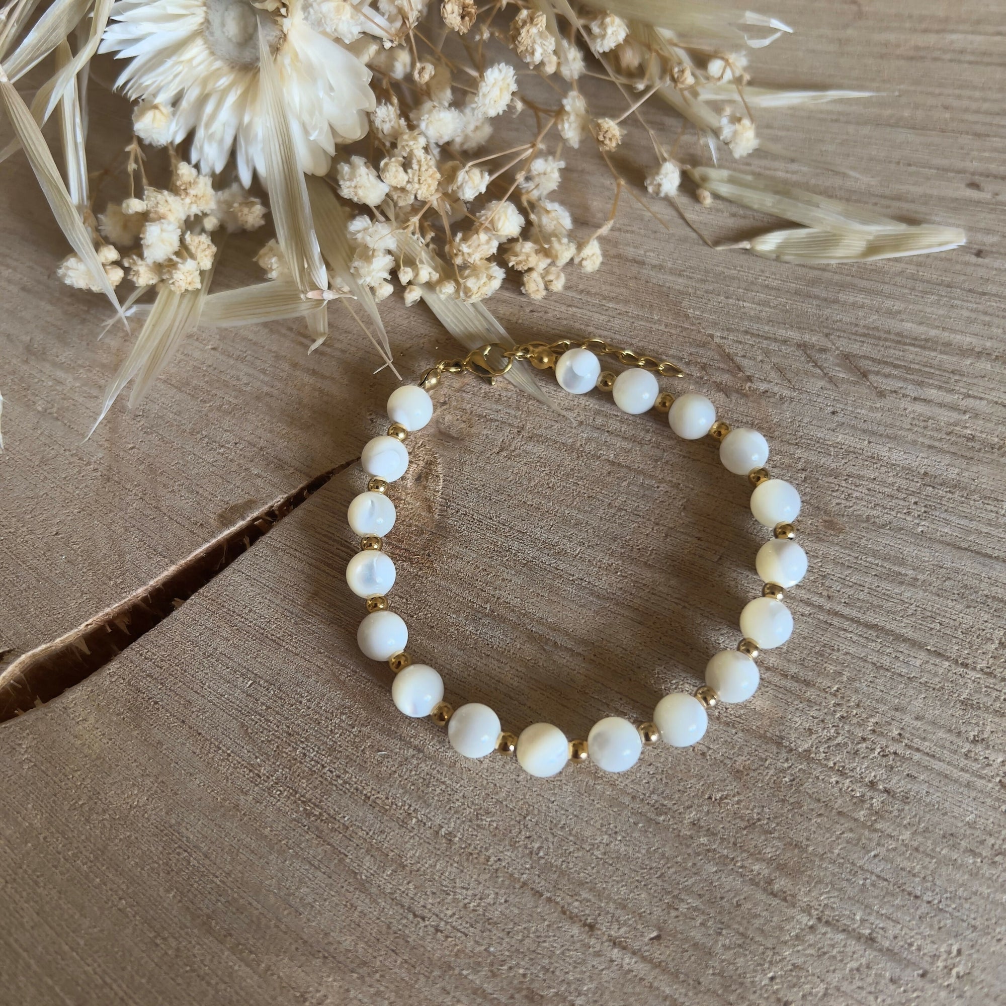Bracelet en grosses perles de nacre & petites perles dorées