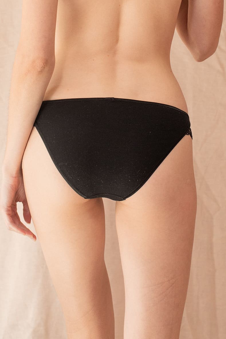 Culotte noire en coton biologique d'une marque éthique de lingerie.
