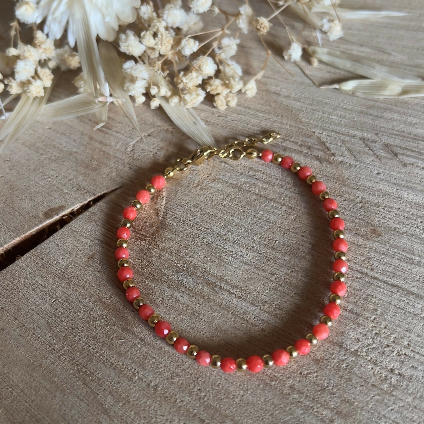 Bracelet en perles corail & ses petites perles dorées