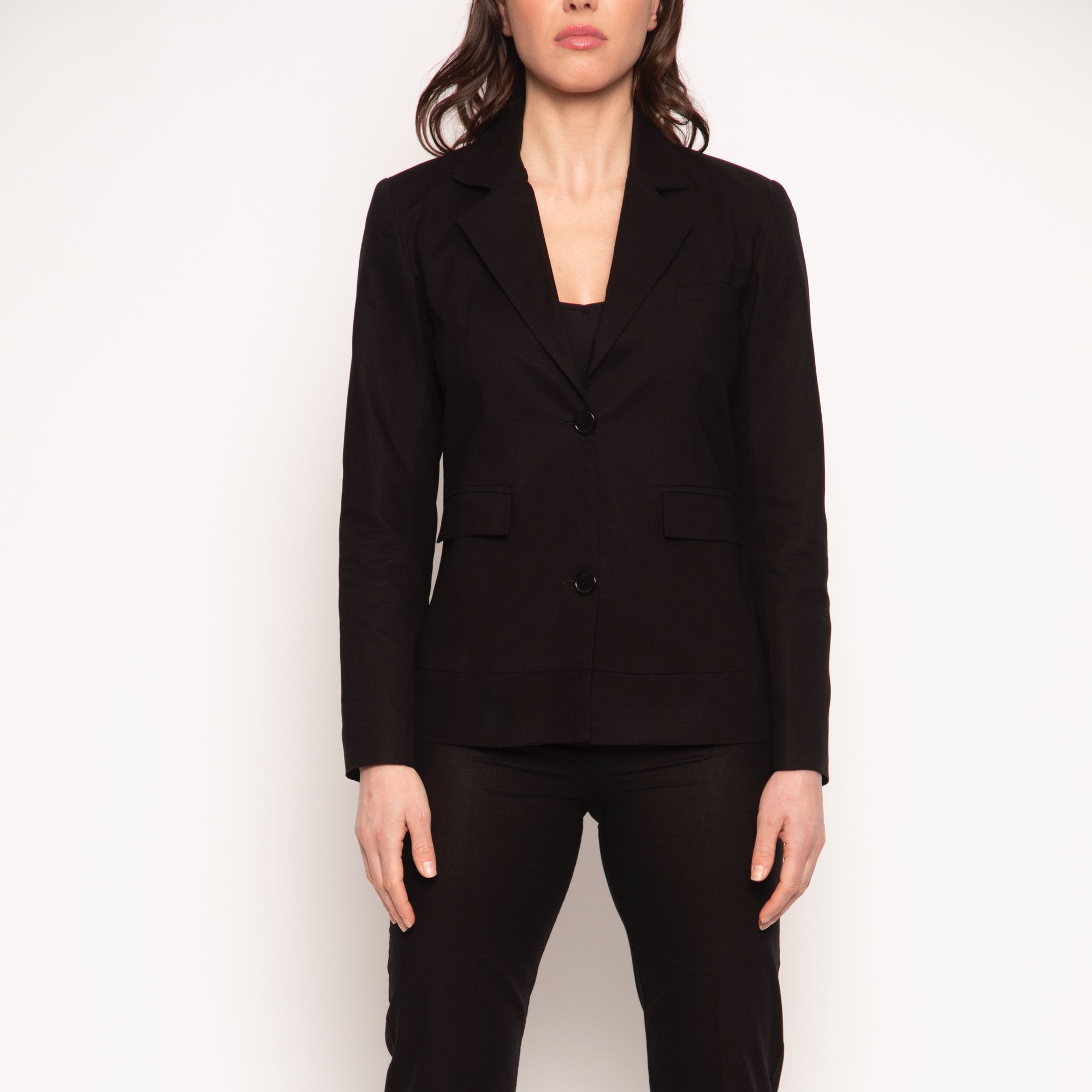 la veste tailleur femme en coton noire de Nuyhenn. Élégante et intemporelle, cette veste est conçue pour s’adapter à toutes les occasions, qu'il s'agisse d'une journée au bureau ou d'une soirée élégante. Fabriquée en France, elle reflète l’engagement de la marque envers une mode éthique et éco-responsable. Son tissu en coton de qualité assure confort et durabilité, tout en mettant en avant un savoir-faire artisanal. Associez-la à un pantalon assorti pour un look chic et sophistiqué.