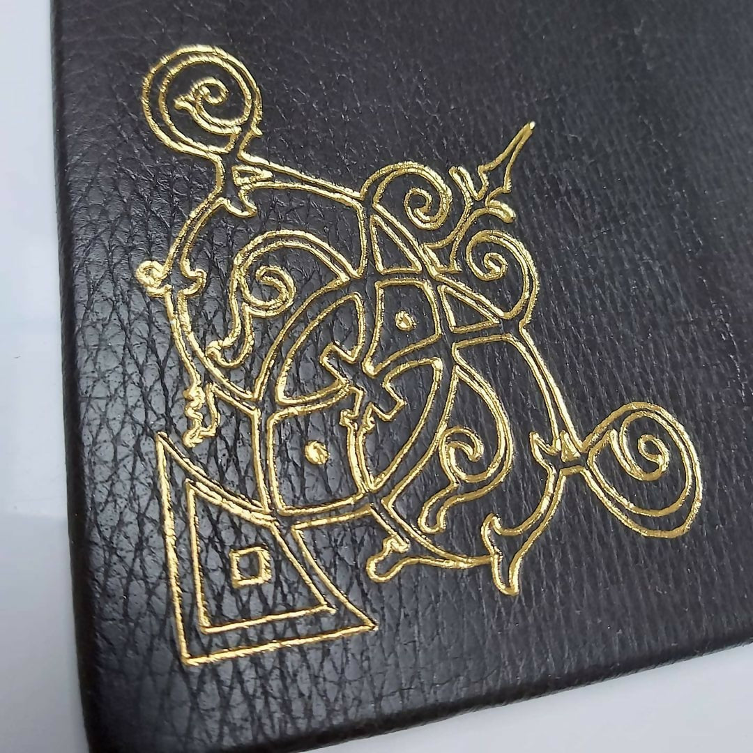 Work in progress...Dorure sur cuir à la main avec Titror...#atelierdetui #etvosmotsdeviennentmagiques #lamagiecommenceavecvous #dorure #golden #titror #handmade #faitmain #cuir #wip