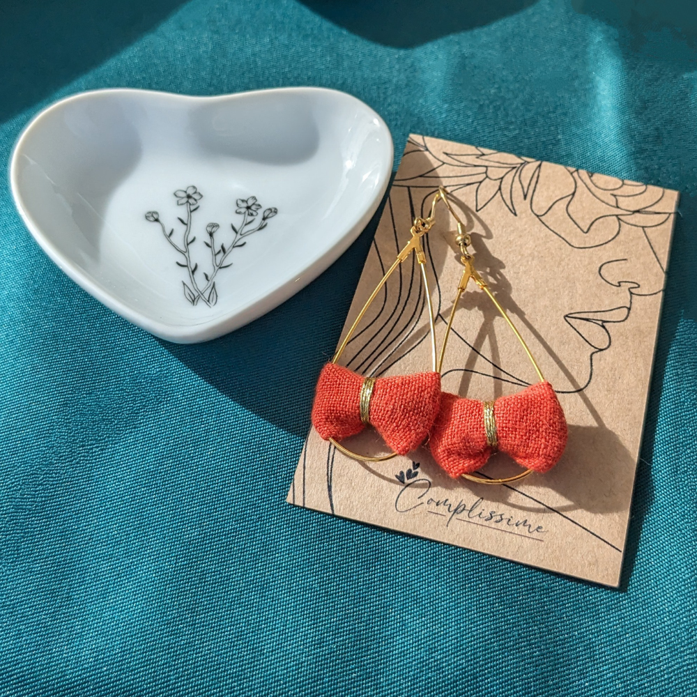 Coffret 100% lin : boucles d'oreilles & sa coupelle en porcelaine