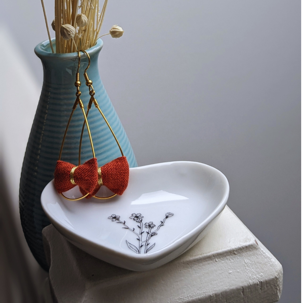 Coffret 100% lin : boucles d'oreilles & sa coupelle en porcelaine
