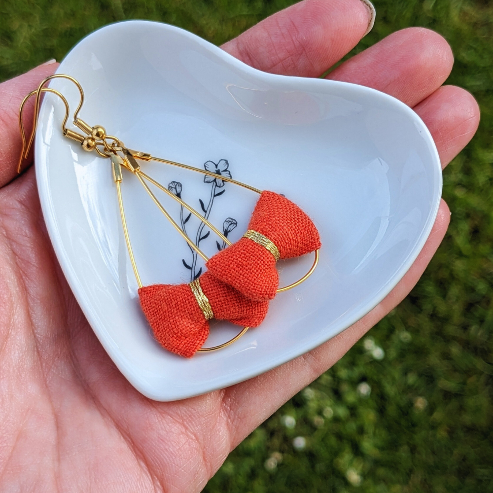 Coffret 100% lin : boucles d'oreilles & sa coupelle en porcelaine