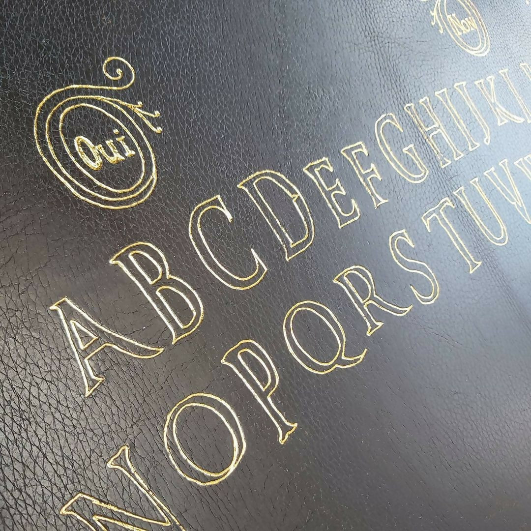 Work in progress...#atelierdetui #lamagiecommenceavecvous #etvosmotsdeviennentmagiques #ouija #ouijaboard #planchedeouija#divination #voyance #oracle #dorure #cuir #handmade #faitmain