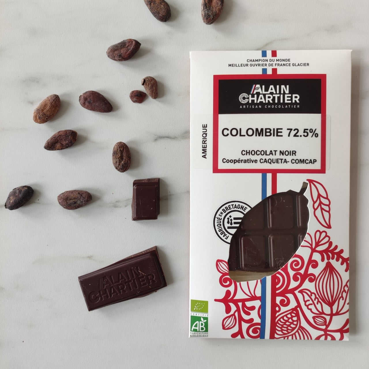 Tablette de chocolat noir élaborée par le Champion du Monde et Meilleur Ouvrier de France Alain Chartier. Une tablette de chocolat noir réalisée avec des fèves de cacao originaire de Colombie.