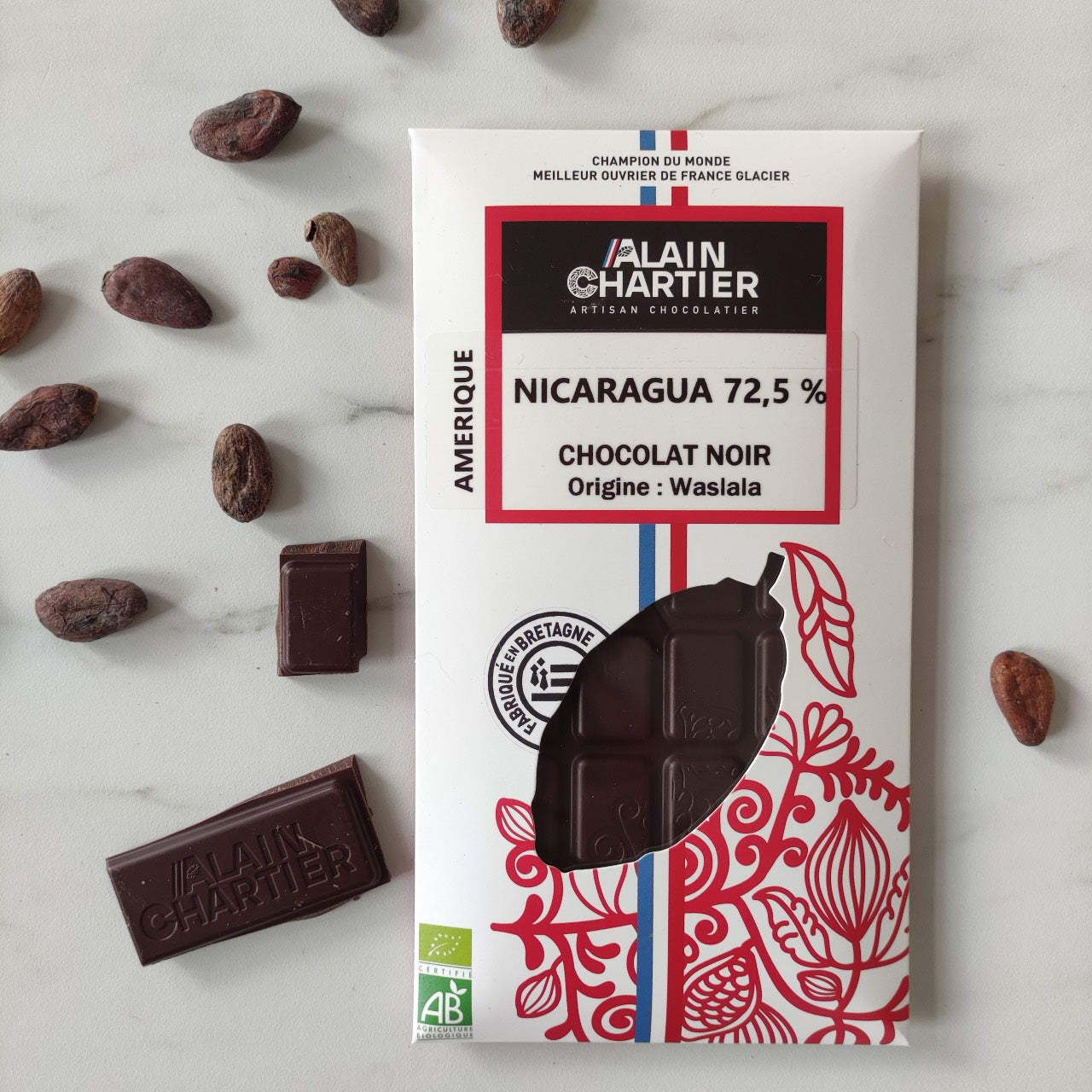 tablette de chocolat noir réalisé par le meilleur ouvrier de france et champion du monde alain chartier. Une tablette de chocolat noir fabriquée à partir de cacao originaire du Nicaragua. un chocolat artisanal avec des arômes de fruits secs et de noisette. Plaque de chocolat noir. Plaquette de chocolat Bean-to-Bar Bretagne.