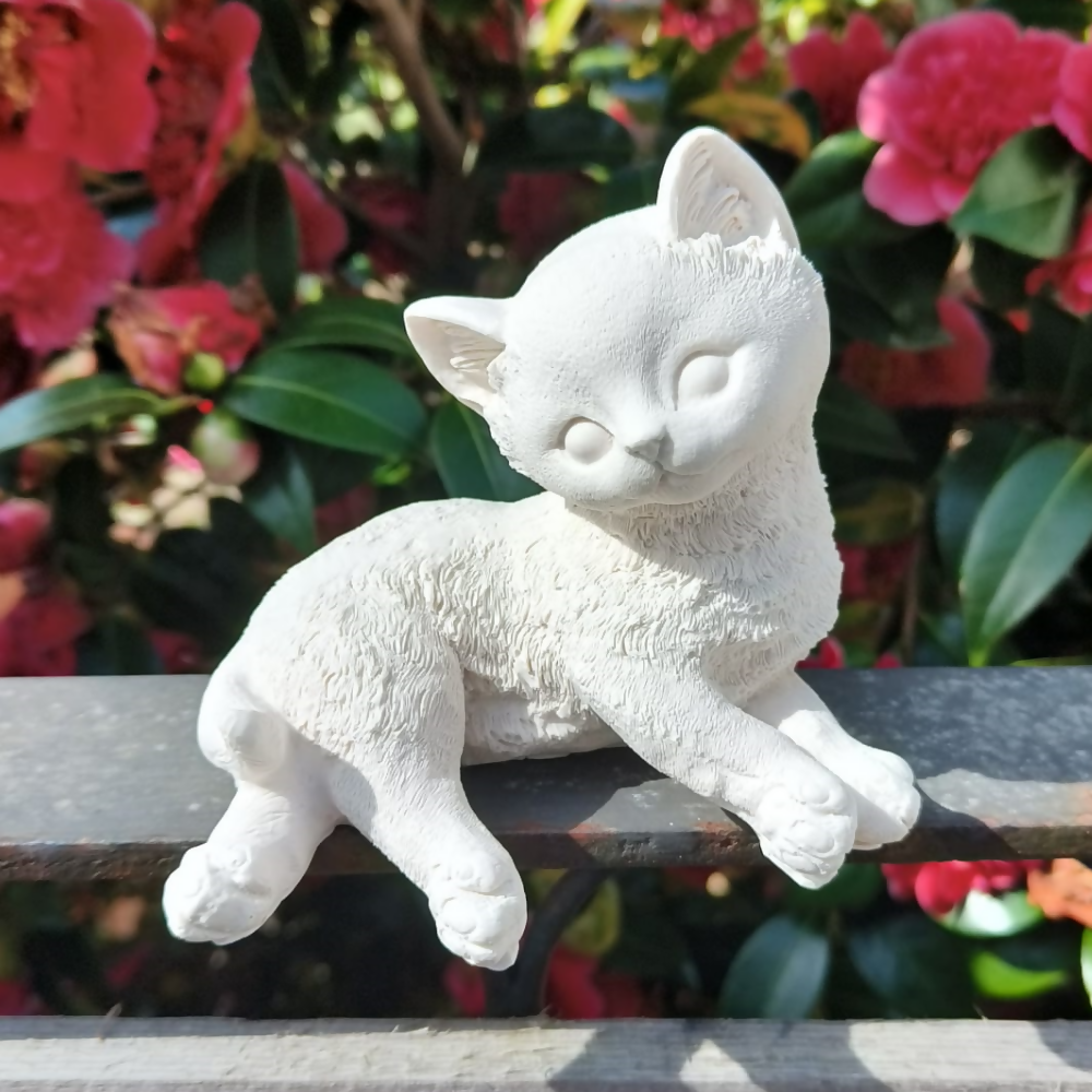 Figurine grand chat allongé