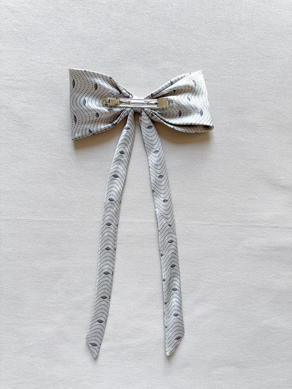 Barrette Nœud Upcyclé 'Cristal de glace' (grand)