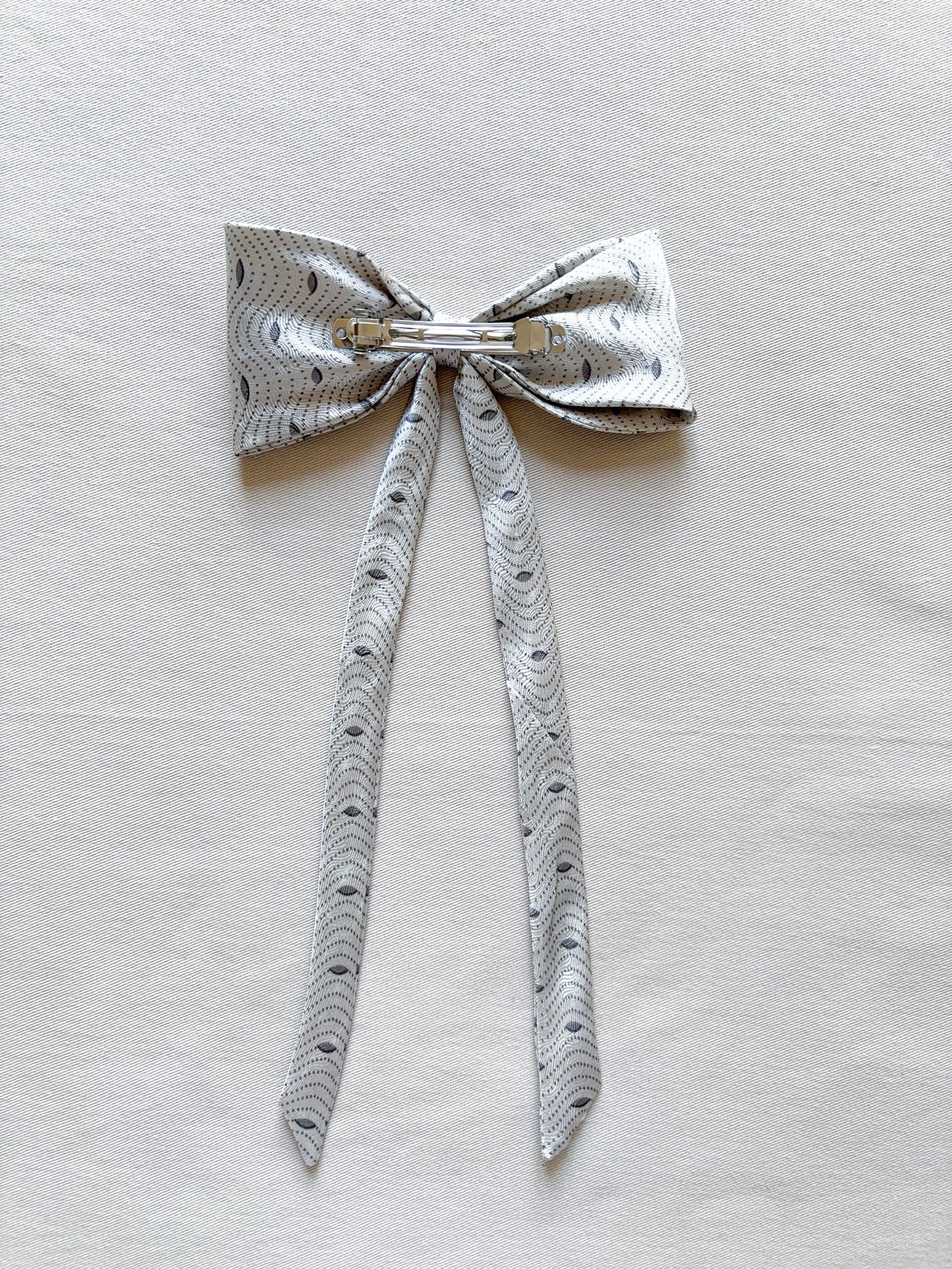 Barrette Nœud Upcyclé 'Cristal de glace' (grand)