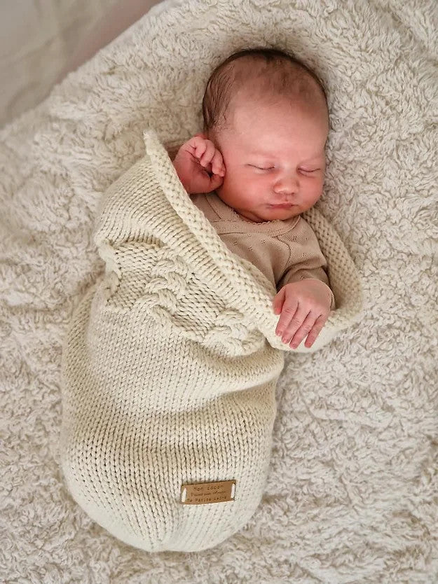 Kit “Je tricote le trousseau de bébé” : Cocon + Bonnet + Chaussons