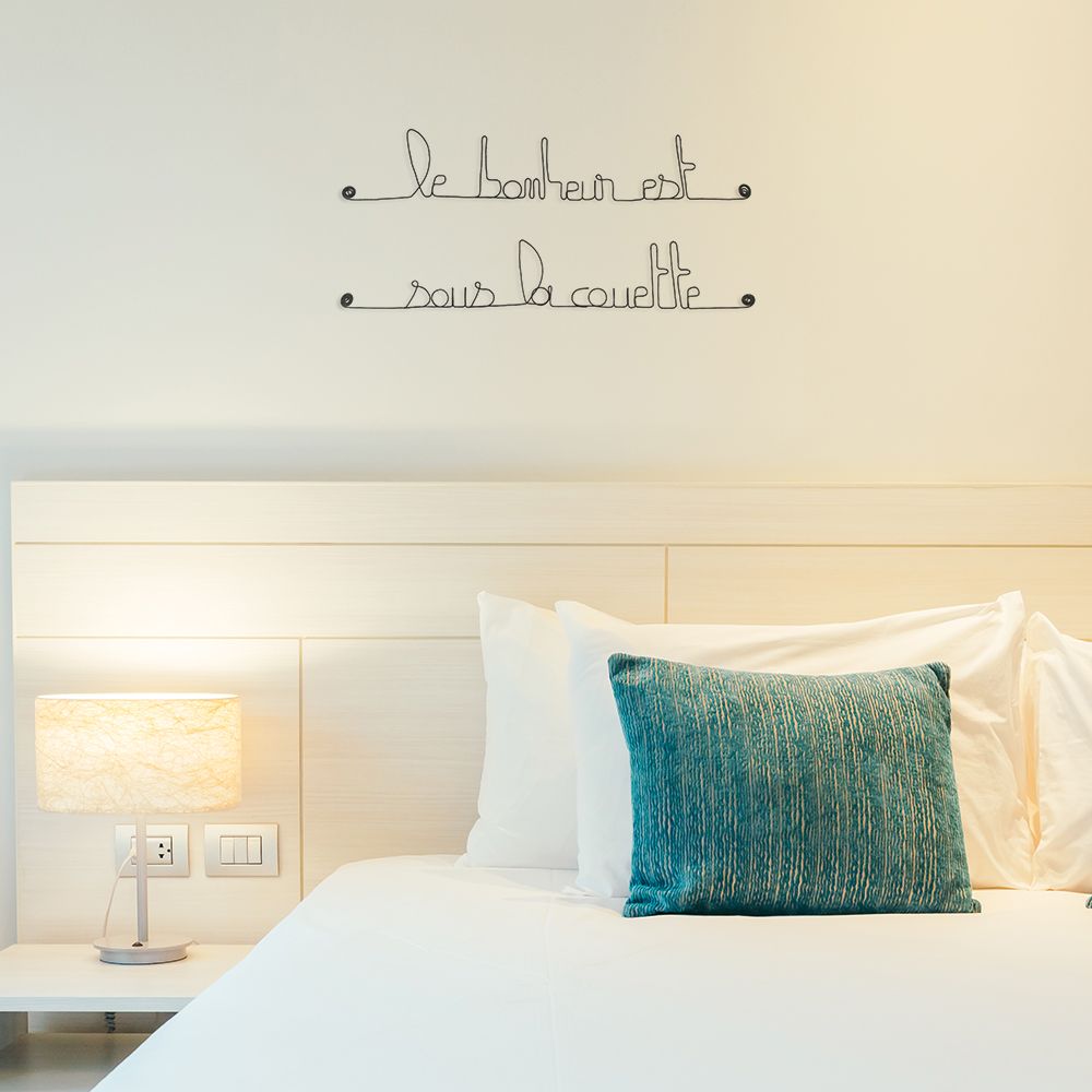 Citation en fil de fer " Le bonheur est sous la couette " - à punaiser - Bijoux de mur