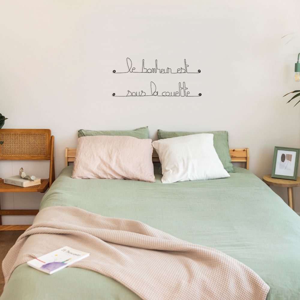 Citation en fil de fer " Le bonheur est sous la couette " - à punaiser - Bijoux de mur