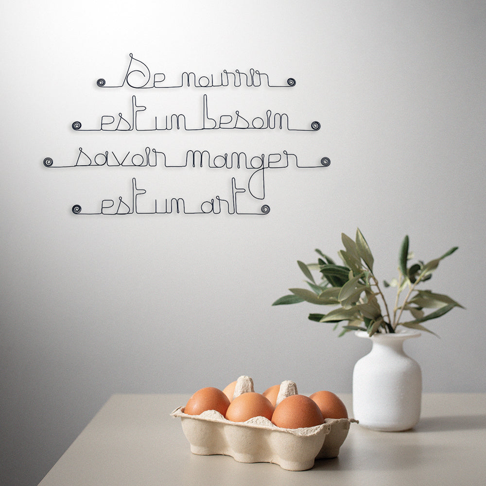 Citation en fil de fer " Se nourrir est un besoin, savoir manger est un art " - à punaiser - Bijoux de mur