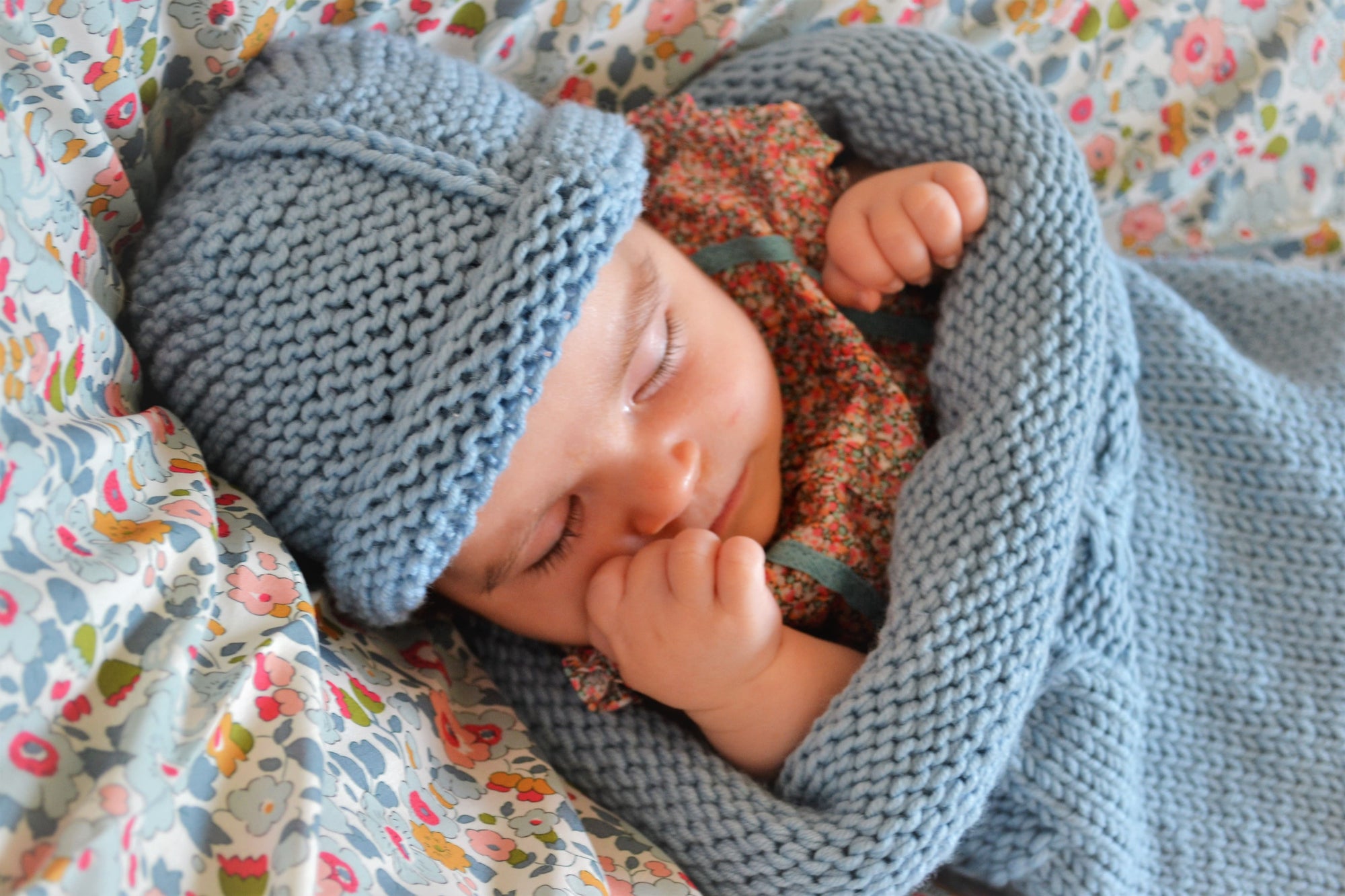 Kit “Je tricote le trousseau de bébé” : Cocon + Bonnet + Chaussons