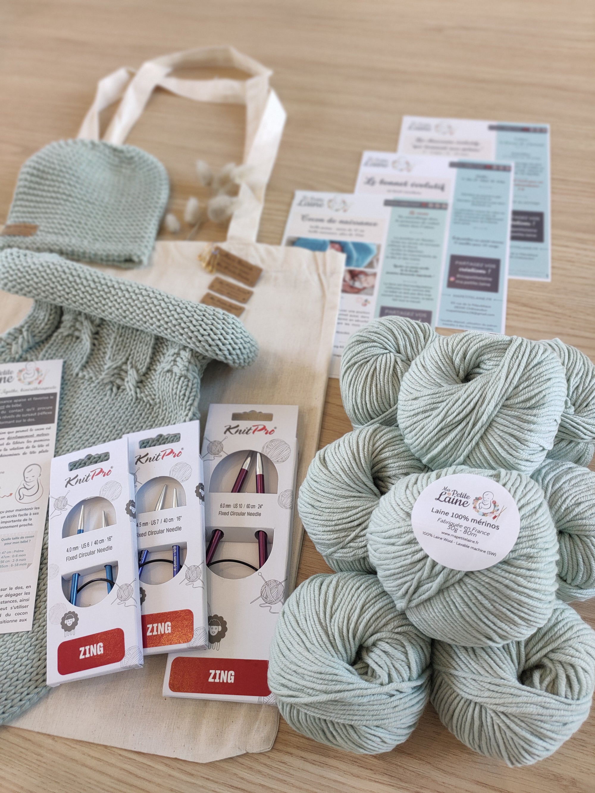 Kit “Je tricote le trousseau de bébé” : Cocon + Bonnet + Chaussons